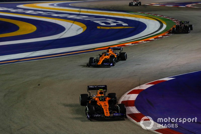 Lando Norris, McLaren MCL34, precede Carlos Sainz Jr., McLaren MCL34