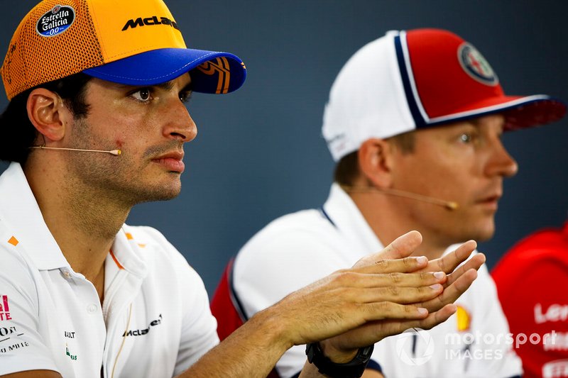 Carlos Sainz Jr., McLaren e Kimi Raikkonen, Alfa Romeo Racing, durante la conferenza stampa