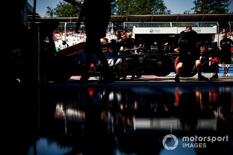 Mecánicos de Haas F1 con el coche de Kevin Magnussen, Haas F1 Team VF-19