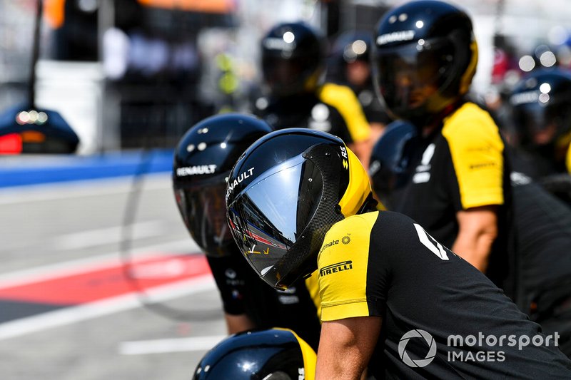 Механики Renault готовятся к пит-стопу