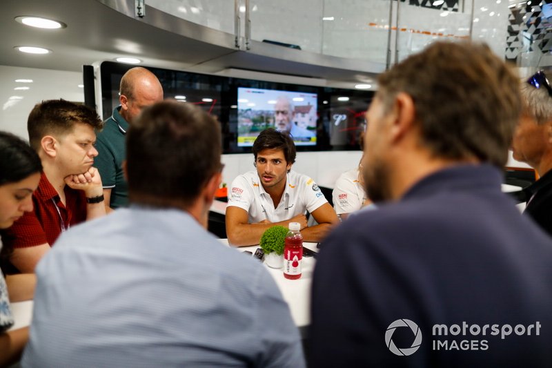 Carlos Sainz Jr., McLaren, con los medios