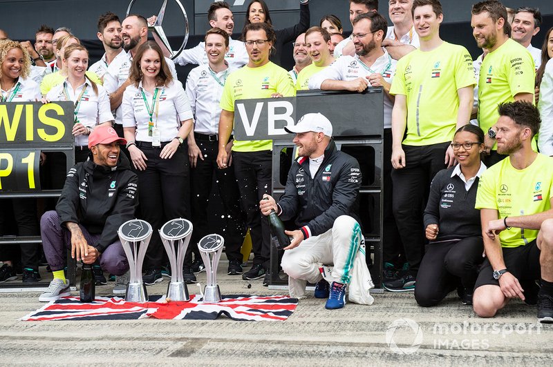 Lewis Hamilton, Mercedes AMG F1, 1st position, Valtteri Bottas, Mercedes AMG F1, 2nd position, and the Mercedes team celebrate