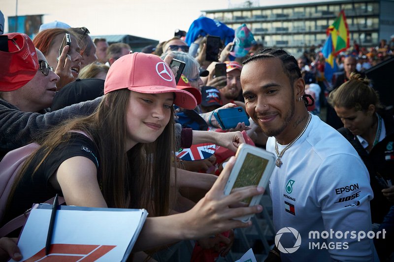 Lewis Hamilton, Mercedes AMG F1, firma autógrafos