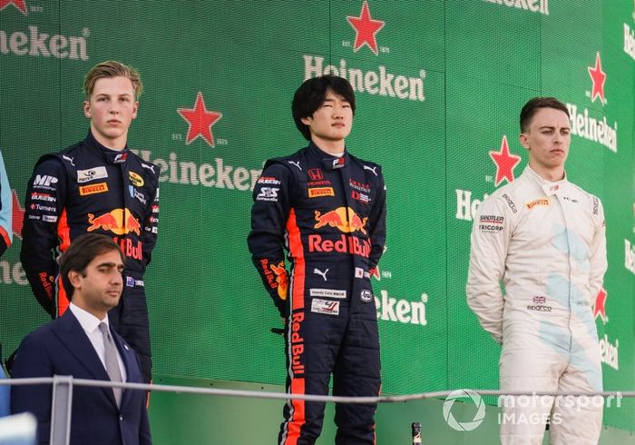 Yuki Tsunoda, Jenzer Motorsport, Jake Hughes, HWA RACELAB y Liam Lawson, MP Motorsport en el podio