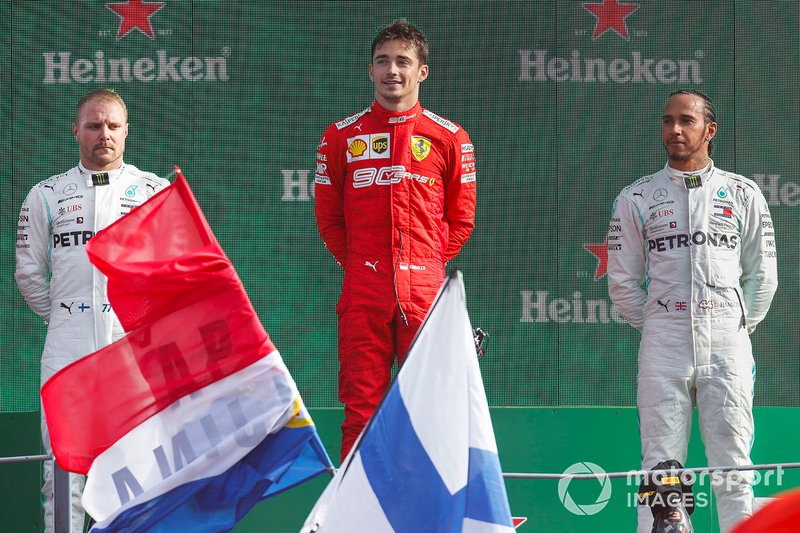 Podio: segundo lugar Valtteri Bottas, Mercedes AMG F1, ganador Charles Leclerc, Ferrari, y tercer lugar Lewis Hamilton, Mercedes AMG F1