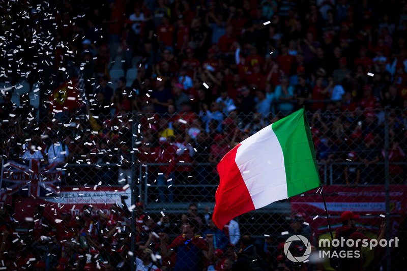 Los fans celebran la victoria de Ferrari en casa