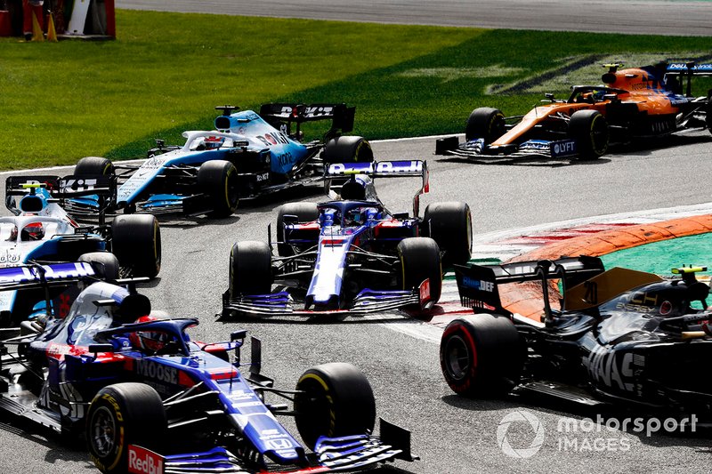 Kevin Magnussen, Haas F1 Team VF-19, leads Daniil Kvyat, Toro Rosso STR14, Robert Kubica, Williams FW42, George Russell, Williams Racing FW42, and Lando Norris, McLaren MCL34, at the first corner