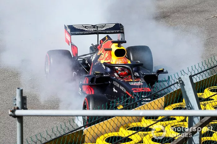 Max Verstappen, Red Bull Racing RB15, ilk turda kaza yapıyor