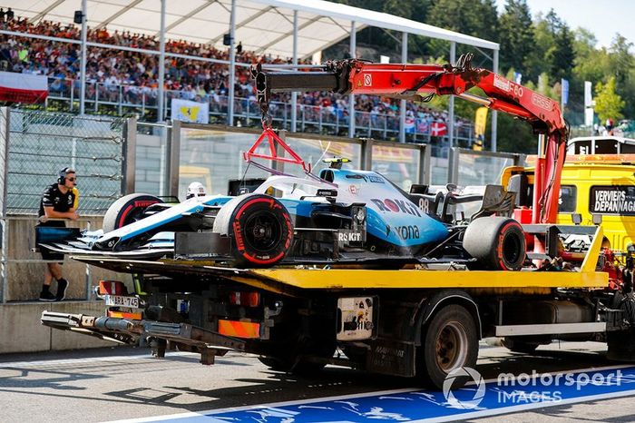 El FW42 de Robert Kubica Williams es devuelto al pit lane en una grúa