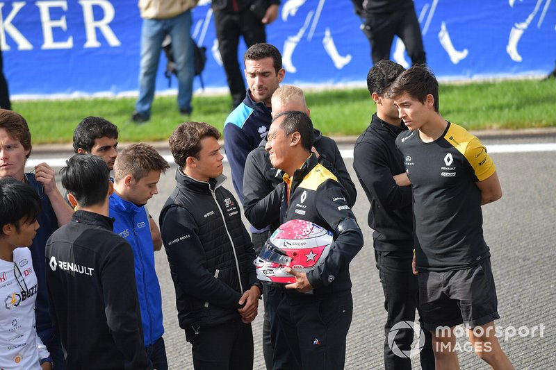Mia Sharizman, Director de la Renault Sport Academy, muestra su emoción estrechando la mano de Nyck De Vries, ART Grand Prix, Louis Deletraz, Carlin, Jack Aitken, Renault R.S. 19, Guanyu Zhou, UNI Virtuosi Racing y Luca Ghiotto, UNI Virtuosi Racing.