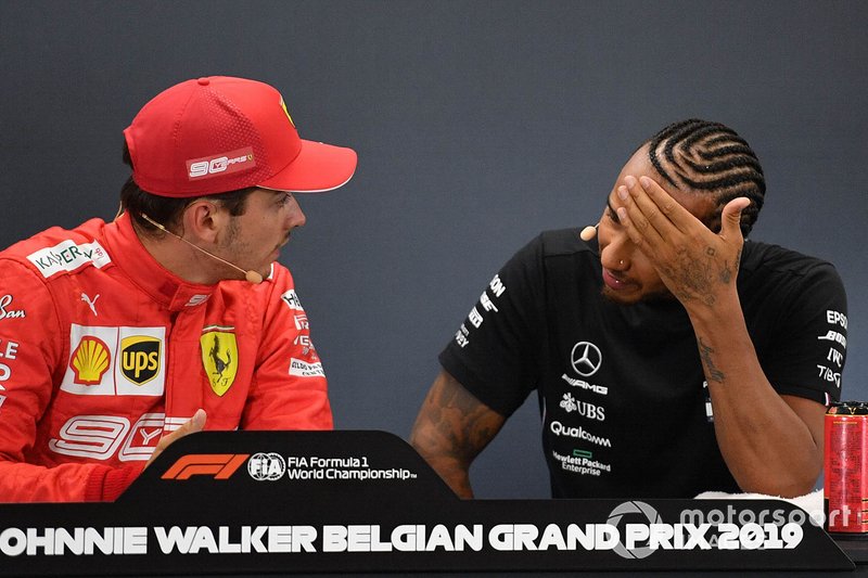 Ganador de la pole Charles Leclerc, Ferrari, Lewis Hamilton, Mercedes AMG F1, en la conferencia