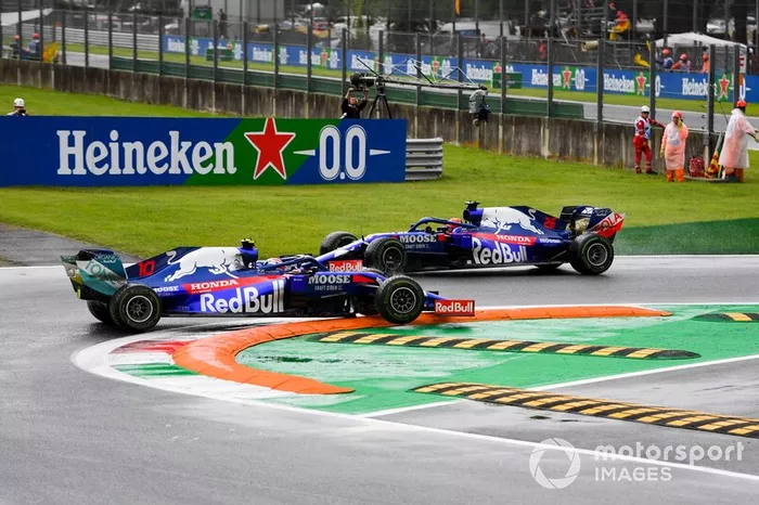 Pierre Gasly, Toro Rosso STR14 se queda en un piano de Monza mientras Daniil Kvyat pasa a su lado