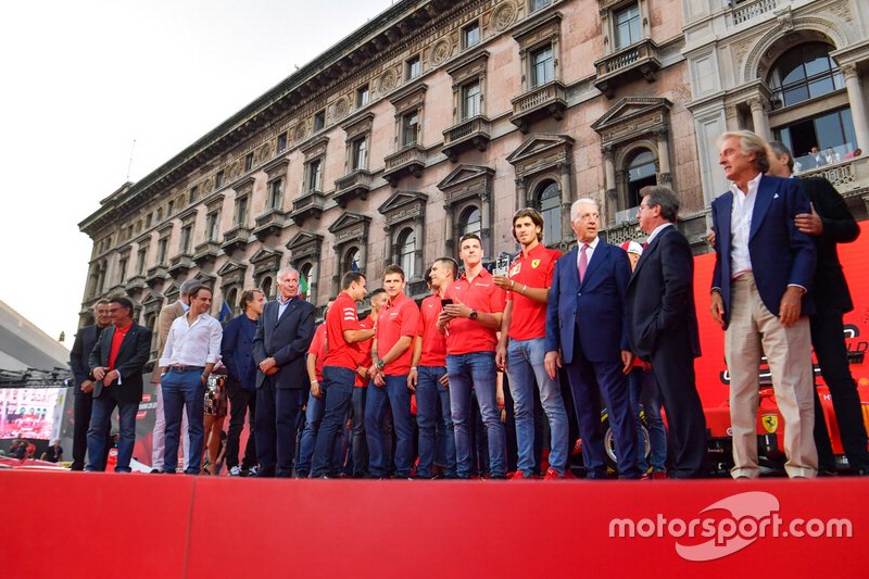 Ex pilotos y personal de Ferrari F1 se reúnen en el escenario con los pilotos de la Ferrari Academy