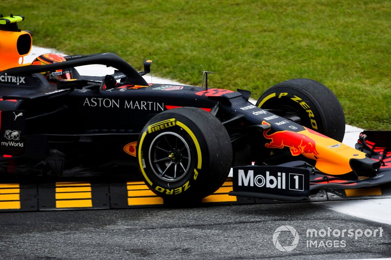 Alexander Albon, Red Bull Racing RB15 runs wide