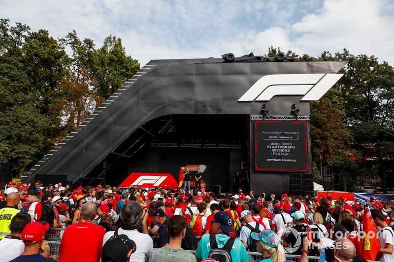 Kevin Magnussen, Haas F1 y Romain Grosjean, Haas F1 en el escenario en la zona de aficionados