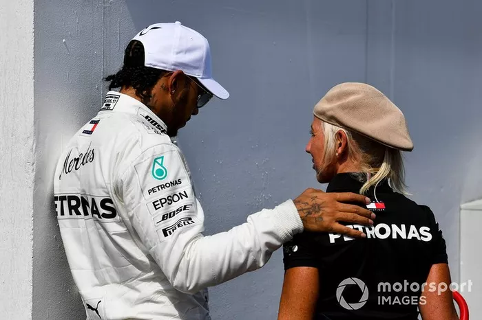 Ganador de la pole Lewis Hamilton, Mercedes AMG F1, con su entrenadora Angela Cullen