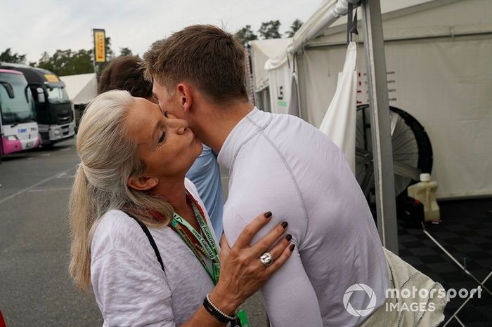 Pascale Leclerc con el piloto de F4 Sauber Junior Team Arthur Leclerc