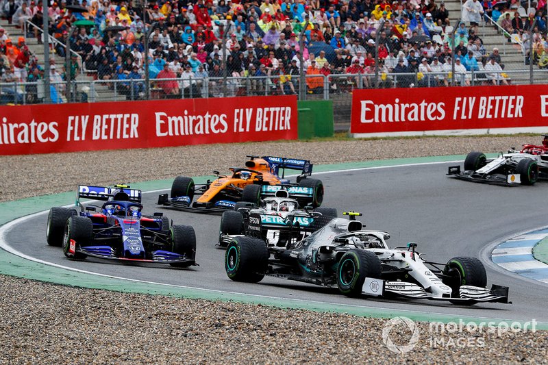 Valtteri Bottas, Mercedes AMG W10 lidera Alexander Albon, Toro Rosso STR14, Lewis Hamilton, Mercedes AMG F1 W10 y Carlos Sainz Jr, McLaren MCL34