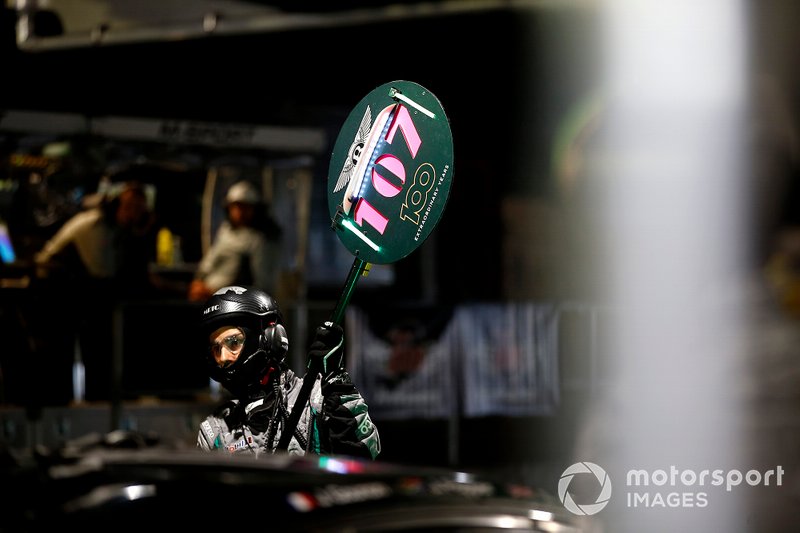 Mechanic of #107 Bentley Team M-Sport Bentley Continental GT3: Jordan Lee Pepper, Jules Gounon, Steven Kane