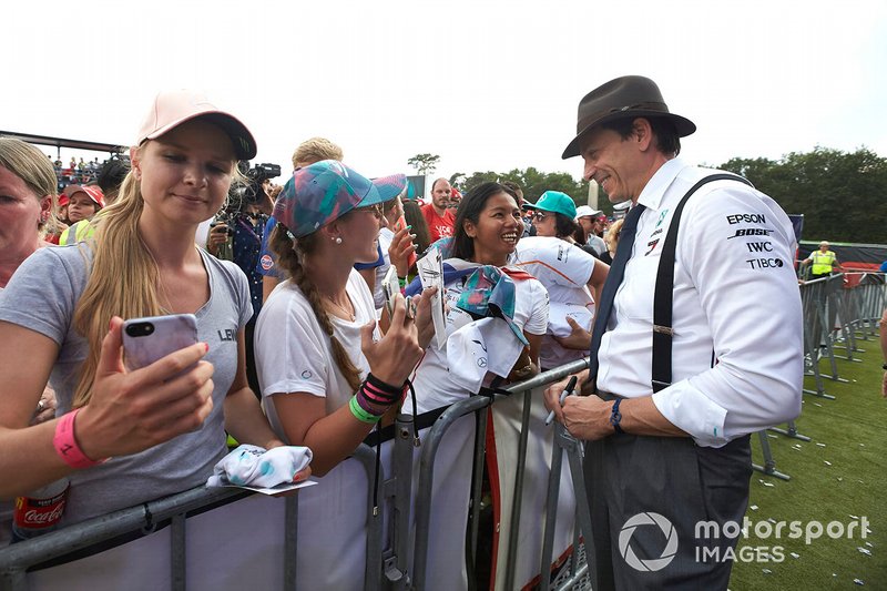 Toto Wolff, Executive Director (Business), Mercedes AMGsigns an autograph for a fan