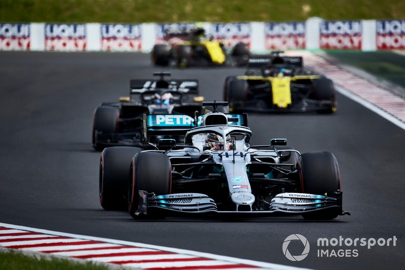 Lewis Hamilton, Mercedes AMG F1 W10, precede Romain Grosjean, Haas F1 Team Team VF-19, e Daniel Ricciardo, Renault F1 Team R.S.19