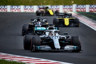 Lewis Hamilton, Mercedes AMG F1 W10, Romain Grosjean, Haas F1 Team Team VF-19, Daniel Ricciardo, Renault F1 Team R.S.19
