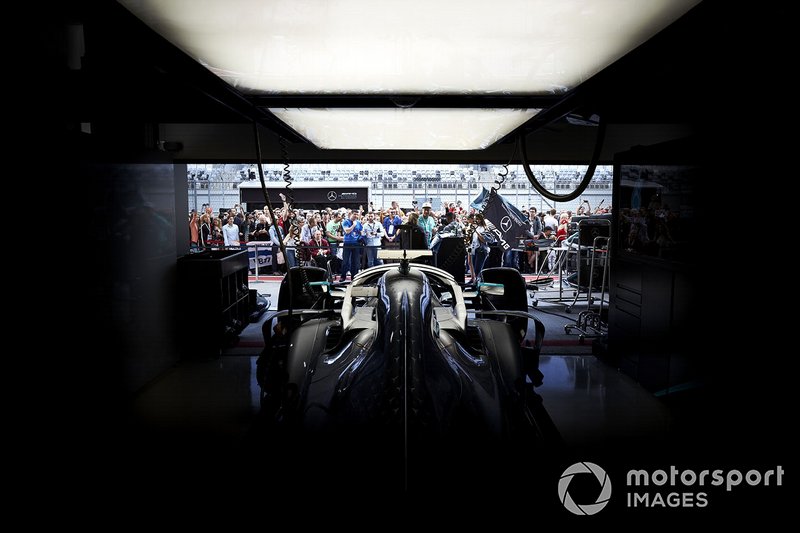 Mercedes AMG F1 W10, Fan in pit lane camminano fuori dal garage della AMG Mercedes