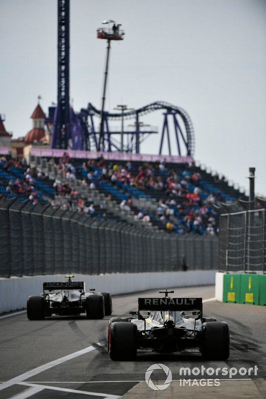 Kevin Magnussen, Haas F1 Team VF-19 and Daniel Ricciardo, Renault F1 Team R.S.19
