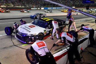 Matt DiBenedetto, Leavine Family Racing, Toyota Camry Toyota Express Maintenance makes a pit stop