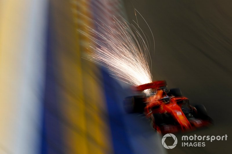 Scintille dall'auto di Sebastian Vettel, Ferrari SF90