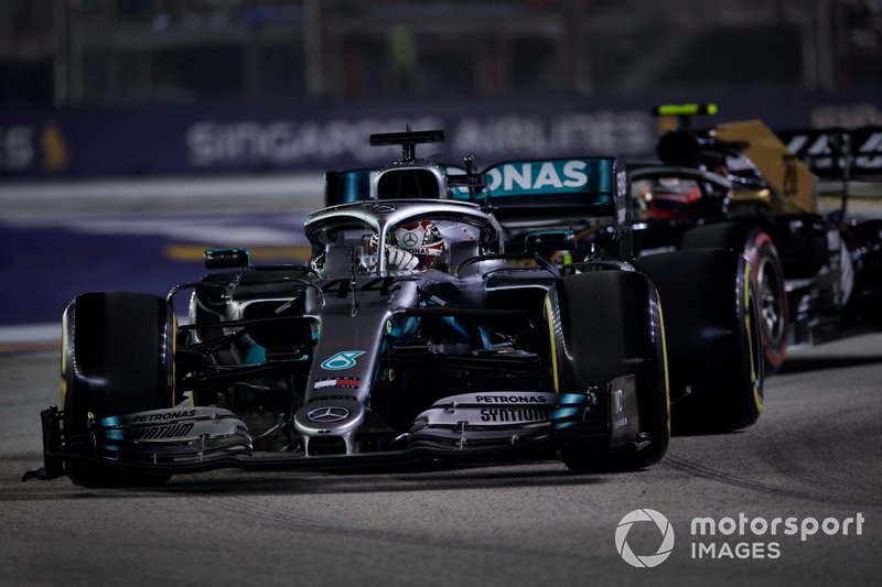 Lewis Hamilton, Mercedes AMG F1 W10, Kevin Magnussen, Haas F1 Team VF-19
