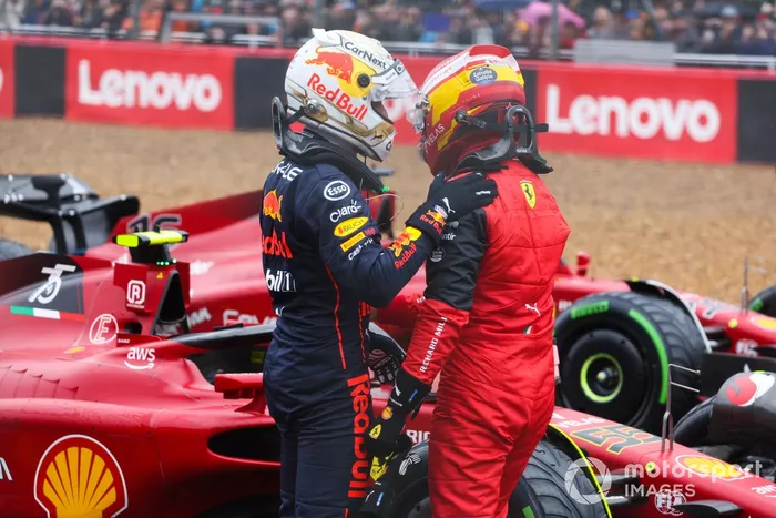 El ganador de la pole, Carlos Sainz, de Ferrari, es felicitado por Max Verstappen, de Red Bull Racing