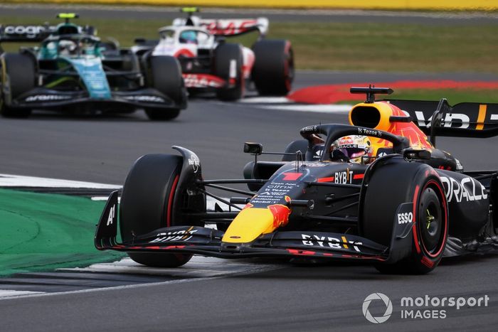 Max Verstappen, Red Bull Racing RB18, Sebastian Vettel, Aston Martin AMR22