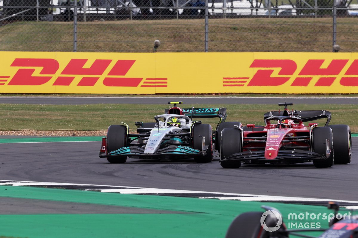 Lewis Hamilton, Mercedes W13, si scontra con Charles Leclerc, Ferrari F1-75