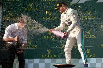 Le vainqueur Valtteri Bottas, Mercedes AMG F1, s'asperge de champagne