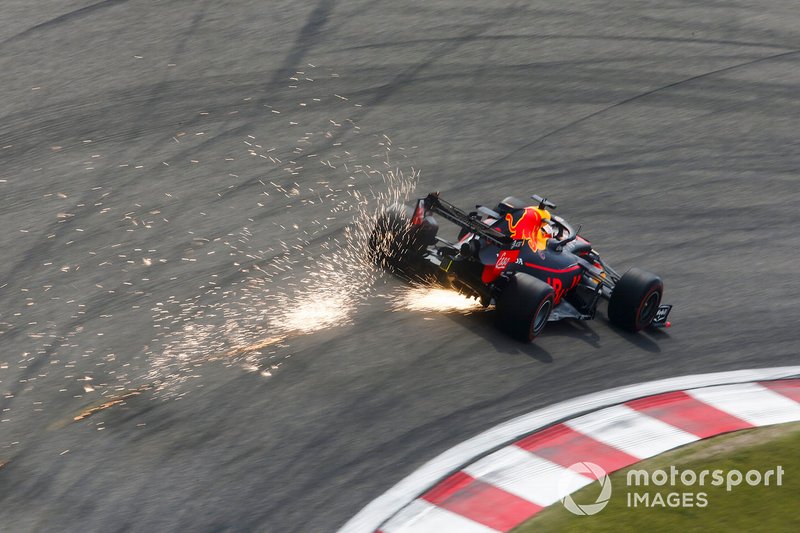 Scintille dalla monoposto di Max Verstappen, Red Bull Racing RB15