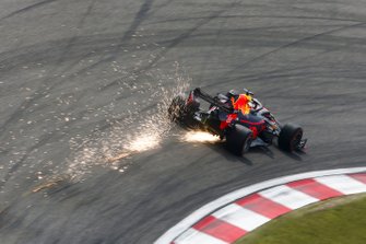 Vonken bij Max Verstappen, Red Bull Racing RB15