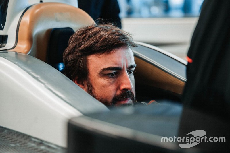 Fernando Alonso past zitje voor Indy 500 