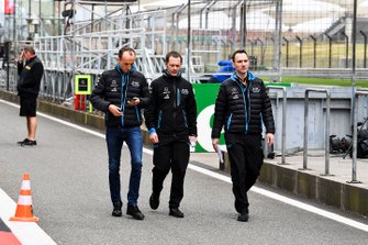 Robert Kubica, Williams Racing walks the track with his team