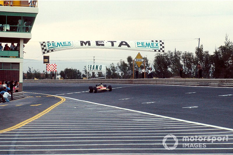 Graham Hill, Lotus 49B Ford, golpea el aire mientras toma la bandera a cuadros y la primera posición y se convierte en campeón mundial por segunda vez