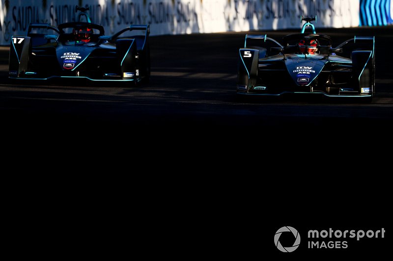 Gary Paffett, HWA Racelab, VFE-05, alongside Stoffel Vandoorne, HWA Racelab, VFE-05