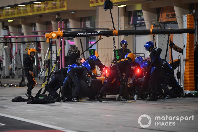 Lando Norris, McLaren MCL34, ai box