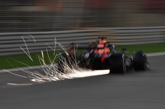 Max Verstappen, Red Bull Racing RB15 kıvılcımlar saçıyor