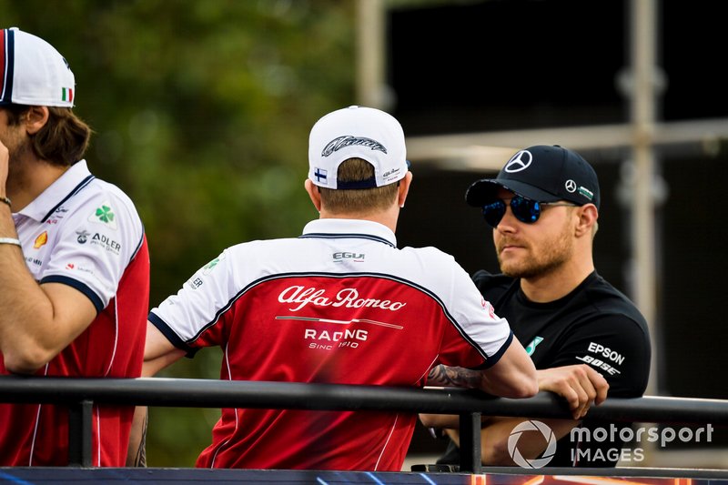 Kimi Raikkonen, Alfa Romeo Racing, ve Valtteri Bottas, Mercedes AMG F1, pilotlar geçit töreninde