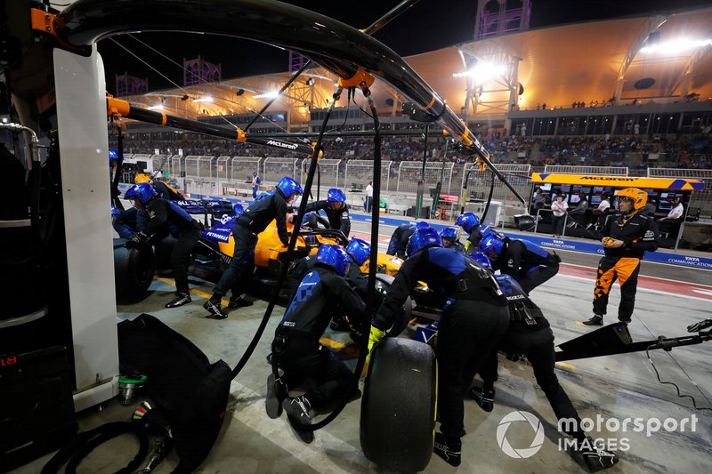 Carlos Sainz Jr., McLaren MCL34, pit stop