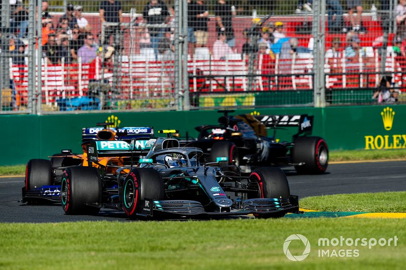 Valtteri Bottas, Mercedes AMG W10, precede Carlos Sainz Jr., McLaren MCL34, e Romain Grosjean, Haas F1 Team VF-19