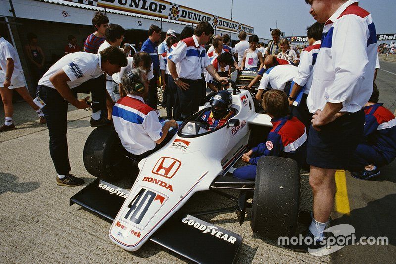 Stefan Johansson, Spirit 201C Honda, dans la pitlane. Le designer, Gordon Coppuck, est assis sur la suspension avant.