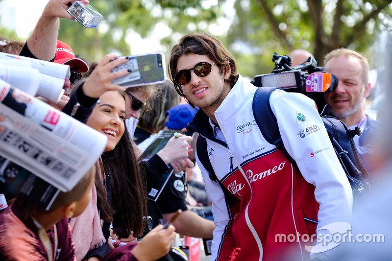 Antonio Giovinazzi, Alfa Romeo Racing, firma autografi ai tifosi