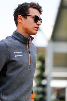 Lando Norris, McLaren, arriveert in de paddock