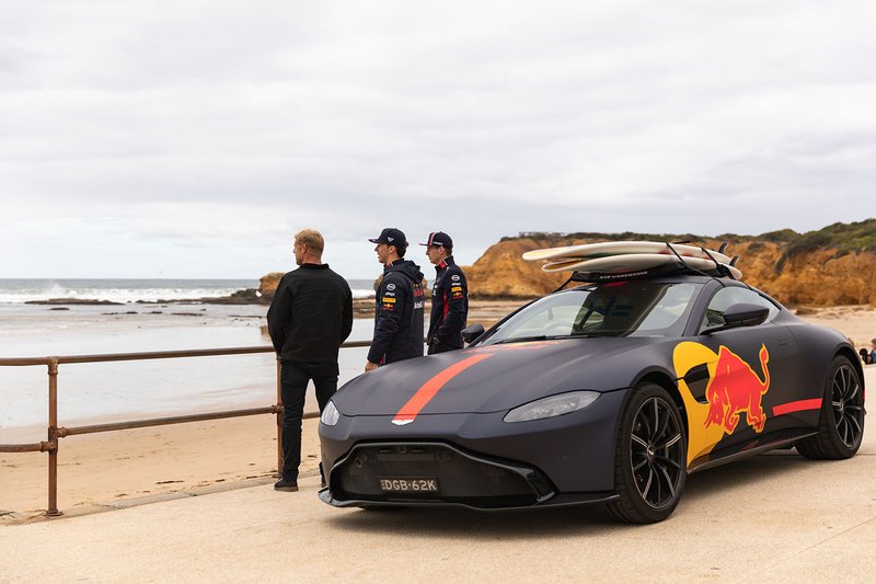 Il tre volte campione del mondo di surf Mick Fanning porta Max Verstappen e Pierre Gasly a fare surf a Torquay